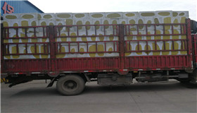 等待發(fā)貨的卡車