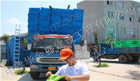 華金盛卡車等待發(fā)貨