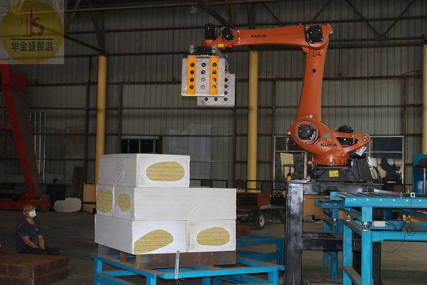 廠家生產(chǎn)巖棉板過程全自動流水線,無需人工干預(yù)