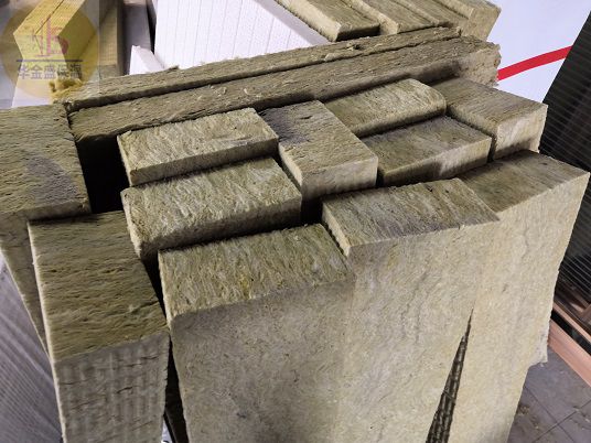 洛陽巖棉板廠【分享】選擇保溫材料要點