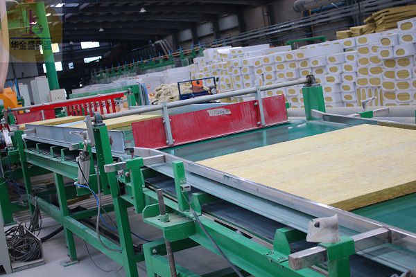 開封外墻專用巖棉板屬于環(huán)保型防火,絕熱型保溫材料